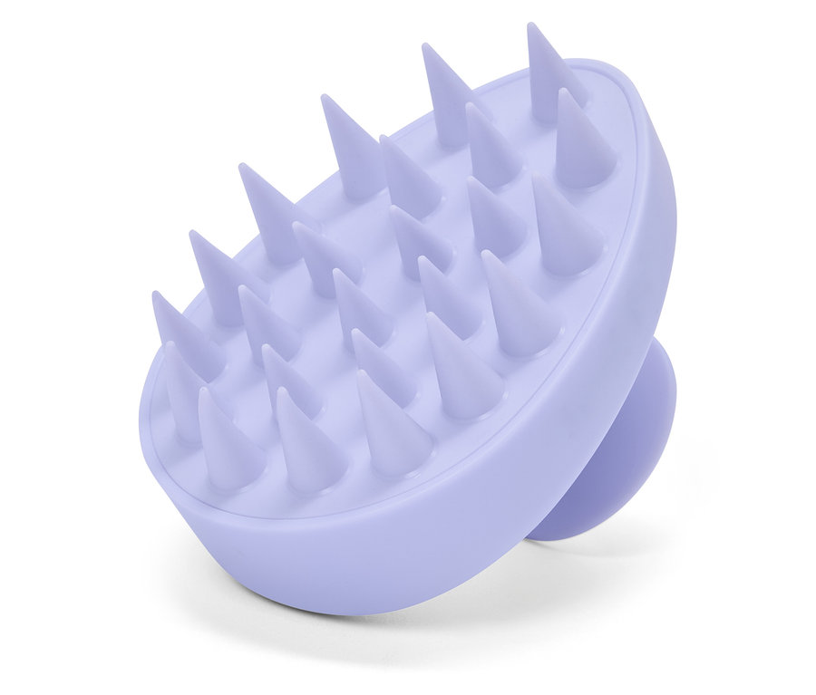 Detail fialového masážního kartáče na vlasy.