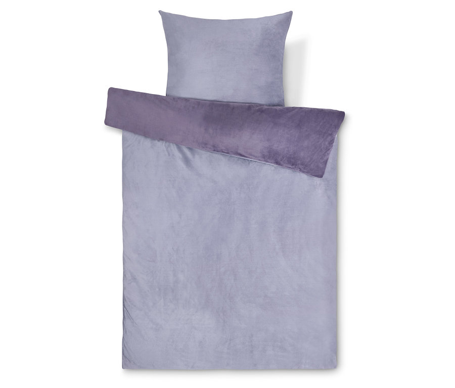 Světle fialové povlečení na postel s fialovým přehozem a polštářem, pohled shora.