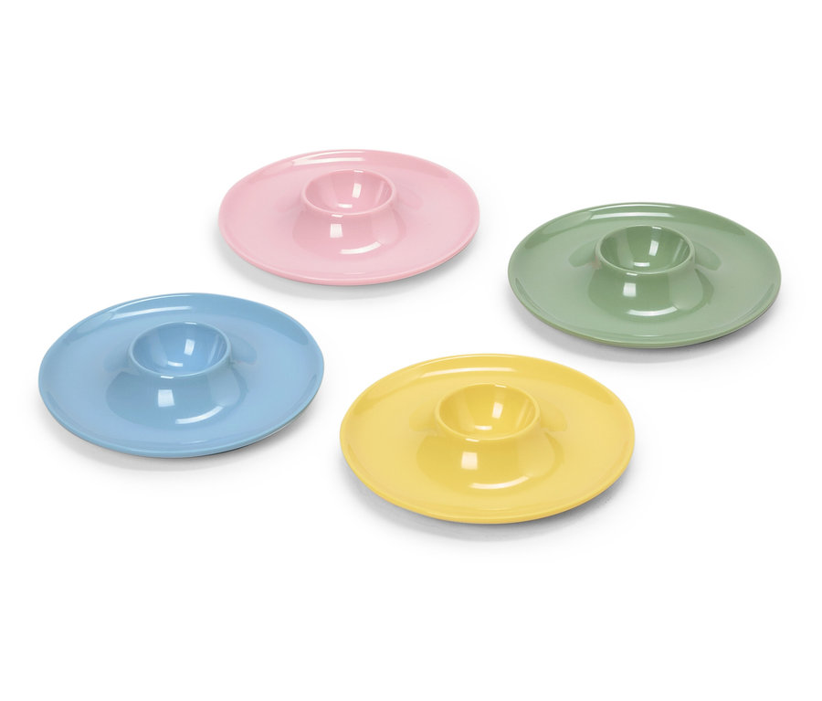 Čtyři pastelové talíře na vejce: modrý, růžový, zelený a žlutý.