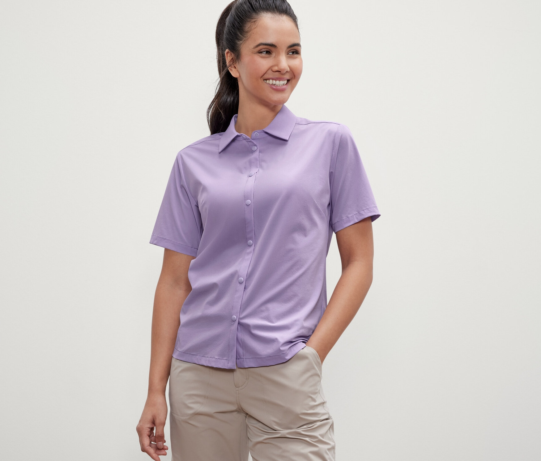 Žena má na sobě outdoorovou halenku.