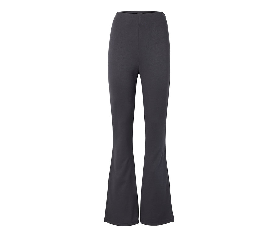 Rozšířené legíny na bílém pozadí.