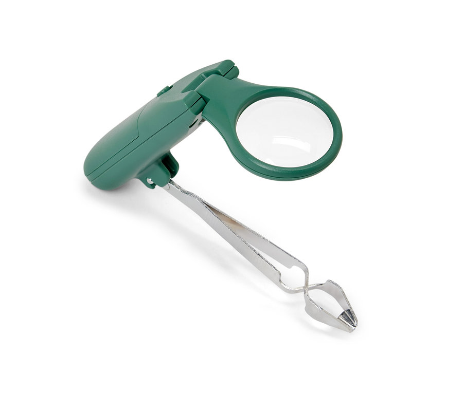 Nástroj na odstraňování klíšťat u zvířat s LED světlem, zelené barvy, s pinzetou stříbrné barvy.