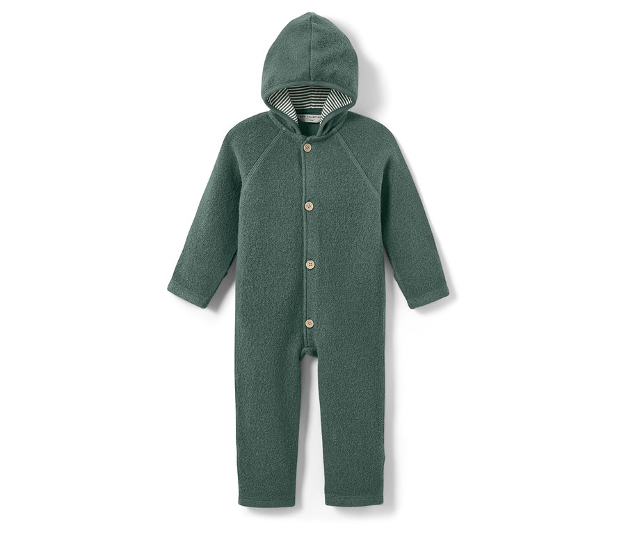 Zelený dětský overal s kapucí a knoflíky.