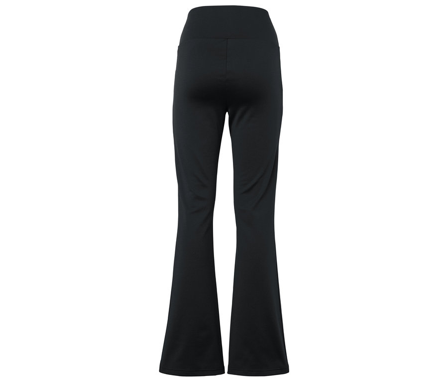 Pohled zezadu na černé kalhoty se širokými nohavicemi.