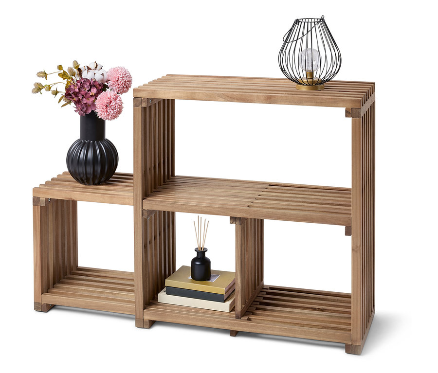 Dřevěná knihovna se třemi policemi. Na policích jsou vázy s květinami, lampa a knihy.