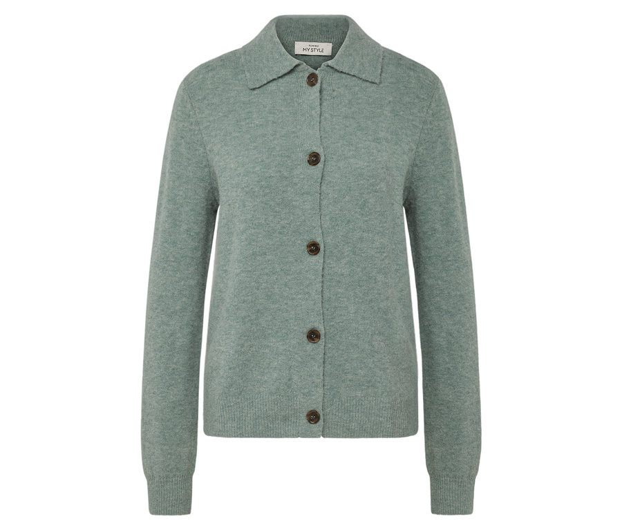 Zelený pletený kardigan s hnědými knoflíky.