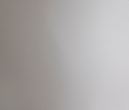 Boční pohled na ženu v krajkových kalhotkách a džínové bundě přes ramena.