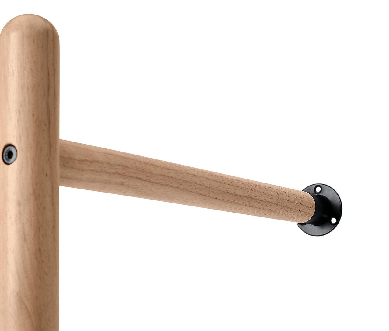 Detail nástěnného věšáku se světlým dřevěným sloupkem a tyčí.