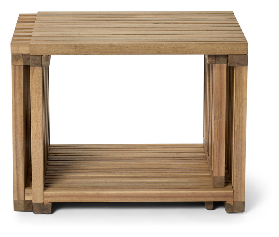 Boční stolek ze světlého dřeva s lamelovou horní a spodní částí.