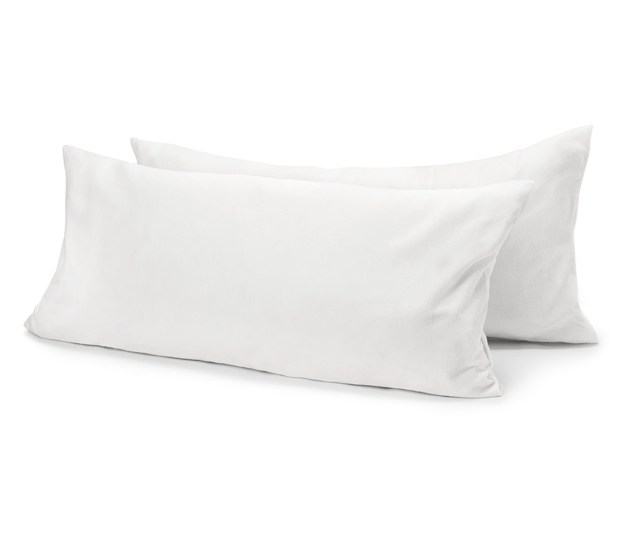 Dva bílé polštáře leží na sobě.