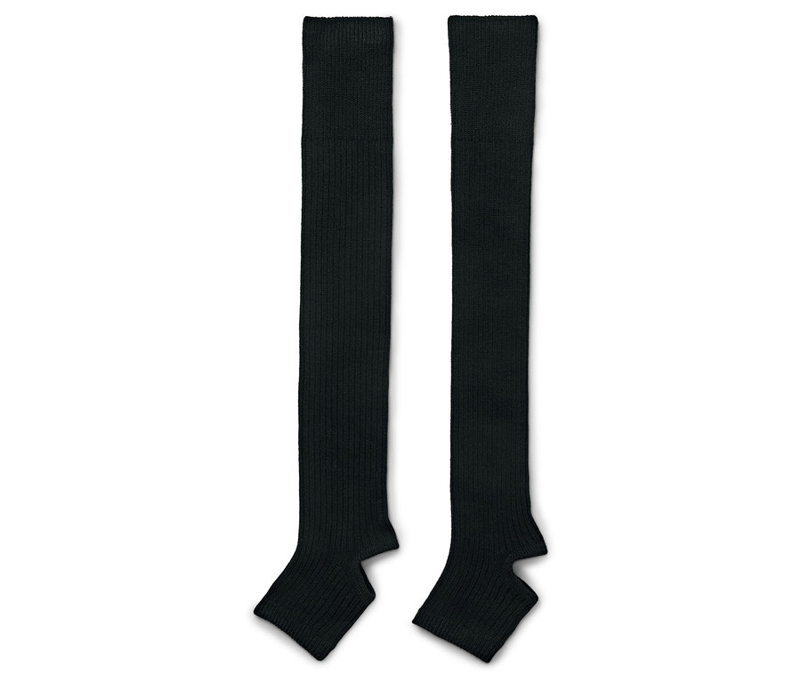 Dva černé návleky na nohy leží vedle sebe na bílém pozadí.