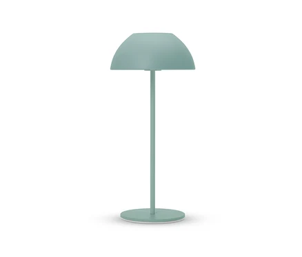 Tyrkysová lampa se stínítkem ve tvaru půlkoule stojí na bílém pozadí.