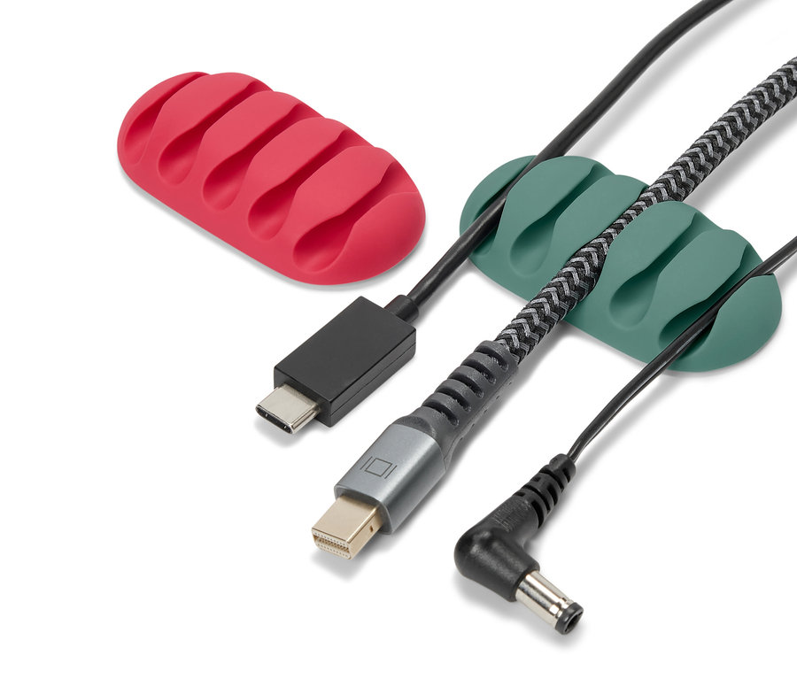 Dva univerzální organizéry kabelů, jeden červený a jeden zelený, drží černé kabely.