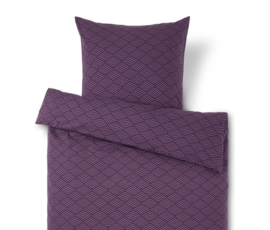 Fialové povlečení s geometrickým vzorem.
