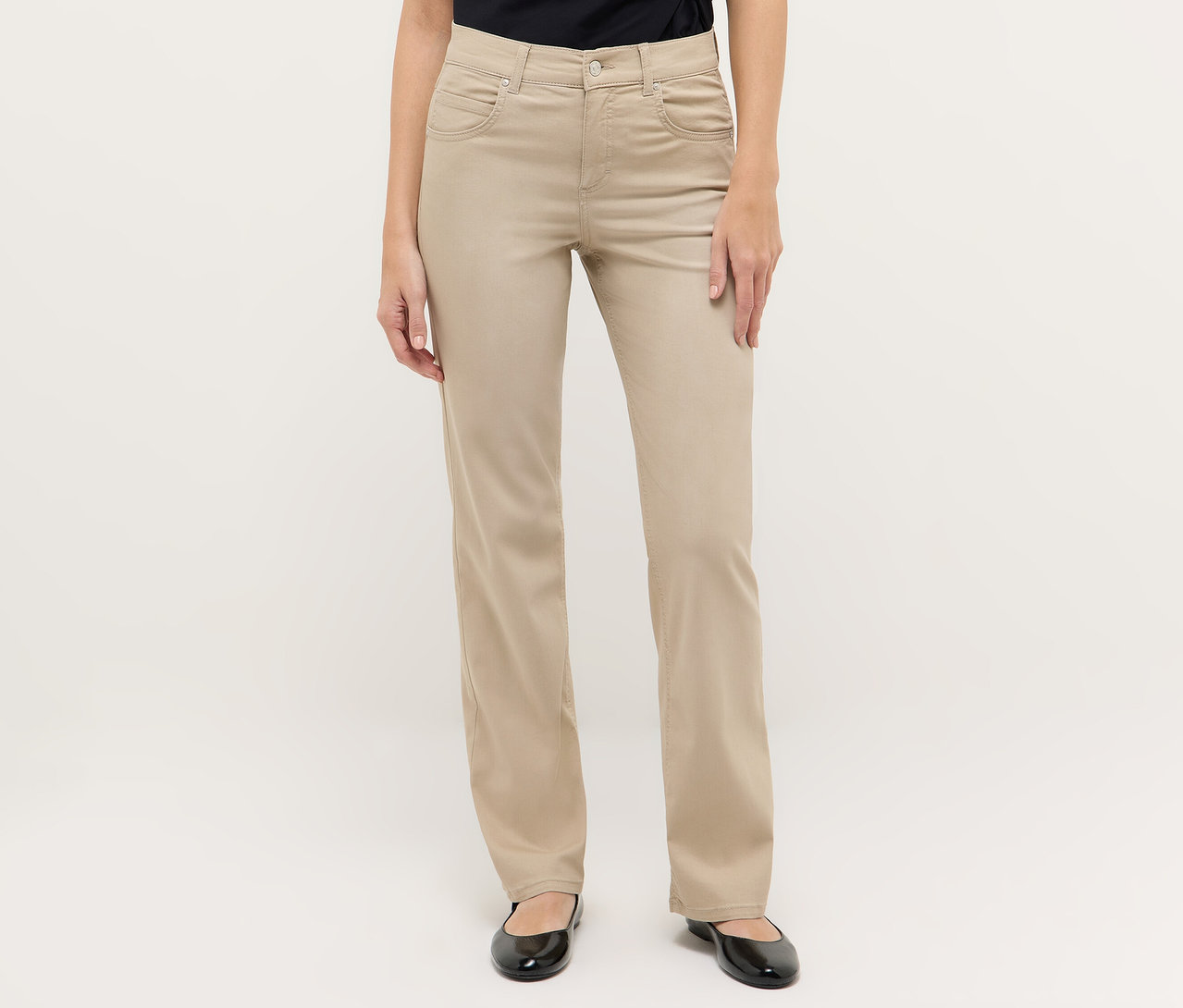 Žena má na sobě béžové džíny Angels »Lara« straight fit.