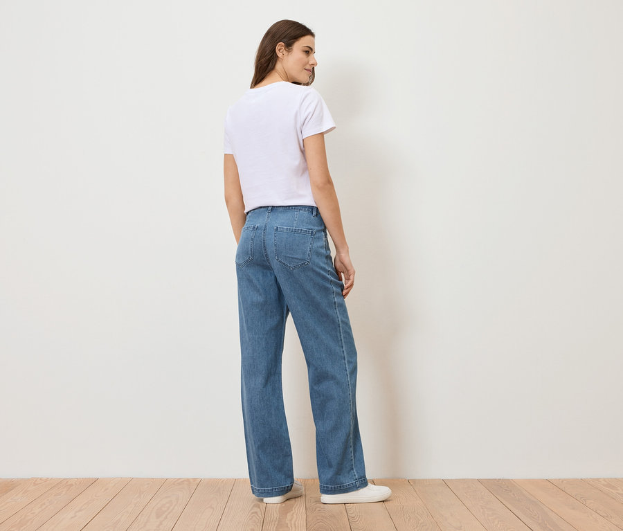 Žena zezadu v džínách a tričku