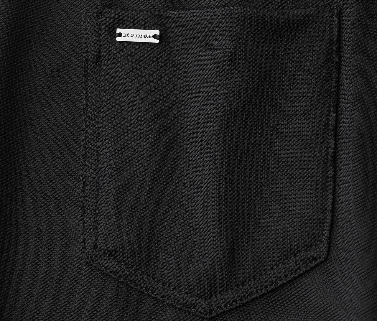 Detailní pohled na černé bootcut kalhoty Street One, které ukazují zadní kapsu.