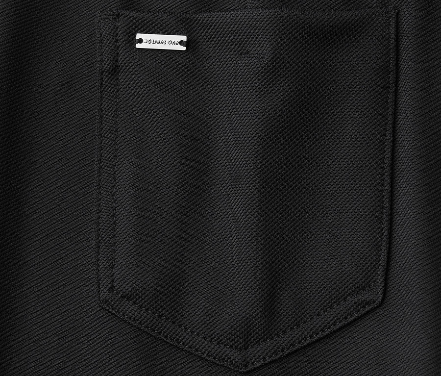 Detailní pohled na černé bootcut kalhoty Street One, které ukazují zadní kapsu.