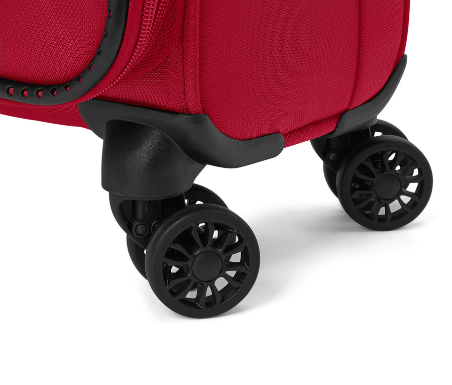 Detailní záběr na černá kolečka červeného kufru.