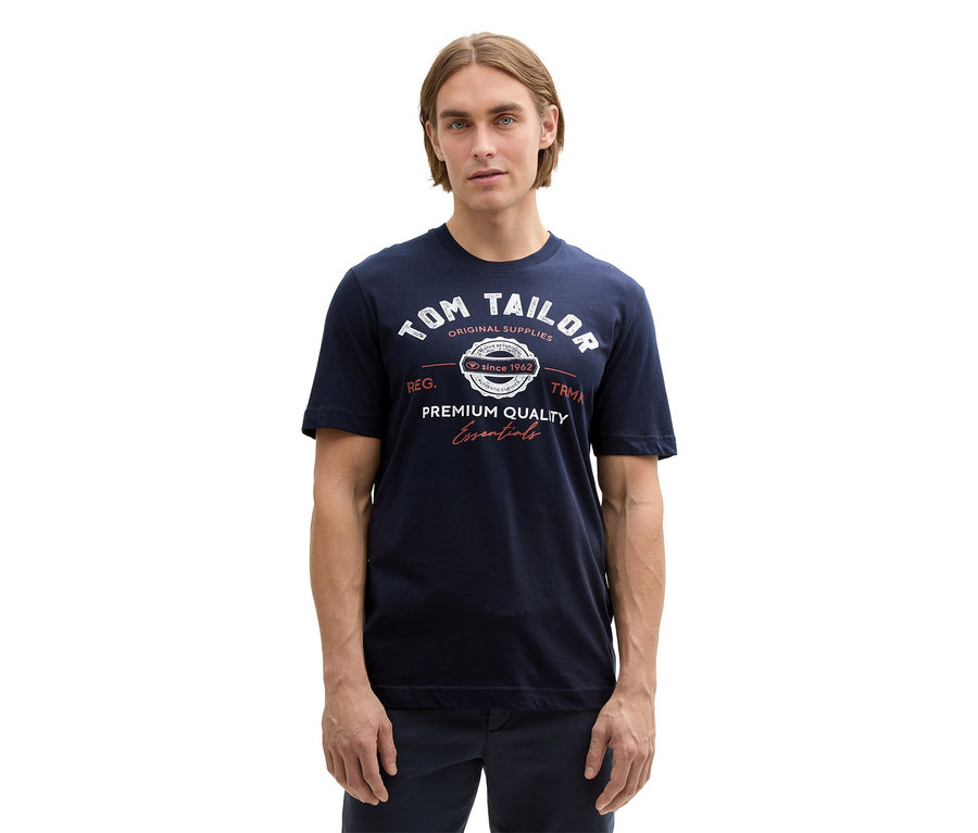 Muž má na sobě tričko s logem Tom Tailor, Sky Captain Blue.