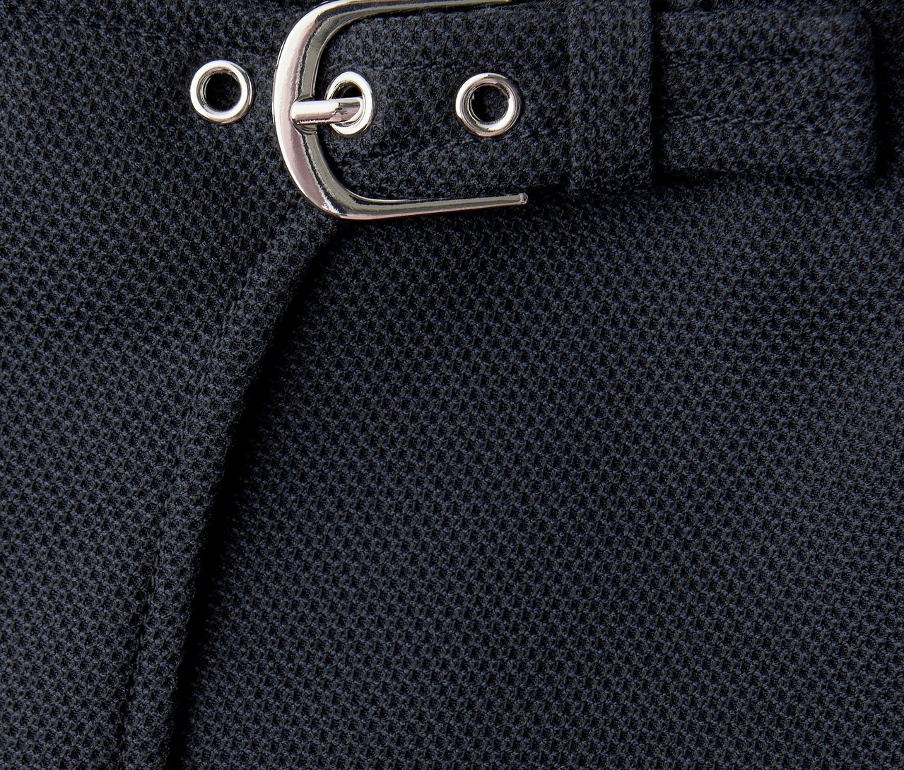 Detail kalhotové sukně Street One se stříbrnou sponou a poutky na pásek.