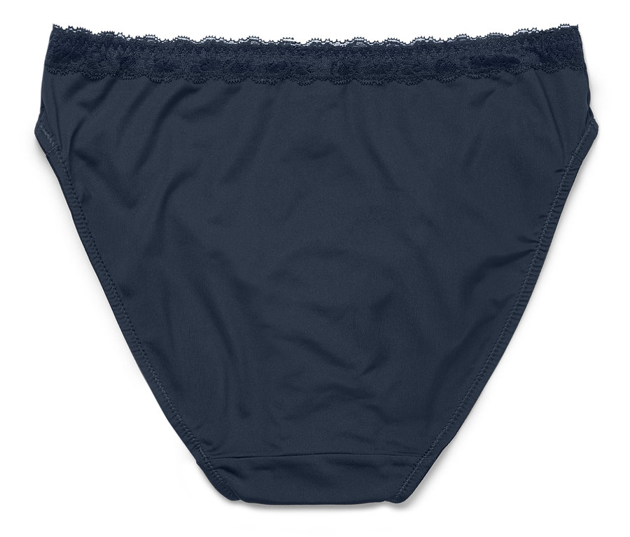 Na bílém pozadí leží tmavě modré dámské kalhotky s krajkovým lemem.