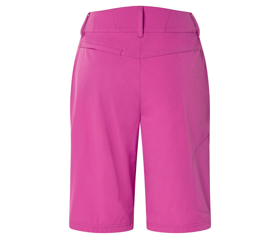 Detailní záběr na zadní část růžových šortek.