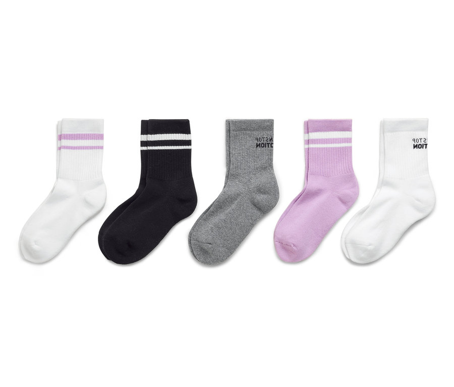 Pět ponožek leží vedle sebe: bílá ponožka s fialovými pruhy, černá ponožka s bílými pruhy, šedá ponožka s textem „Vezmi si mě“, fialová ponožka s bílými pruhy a bílá ponožka s textem „Vezmi si mě“.