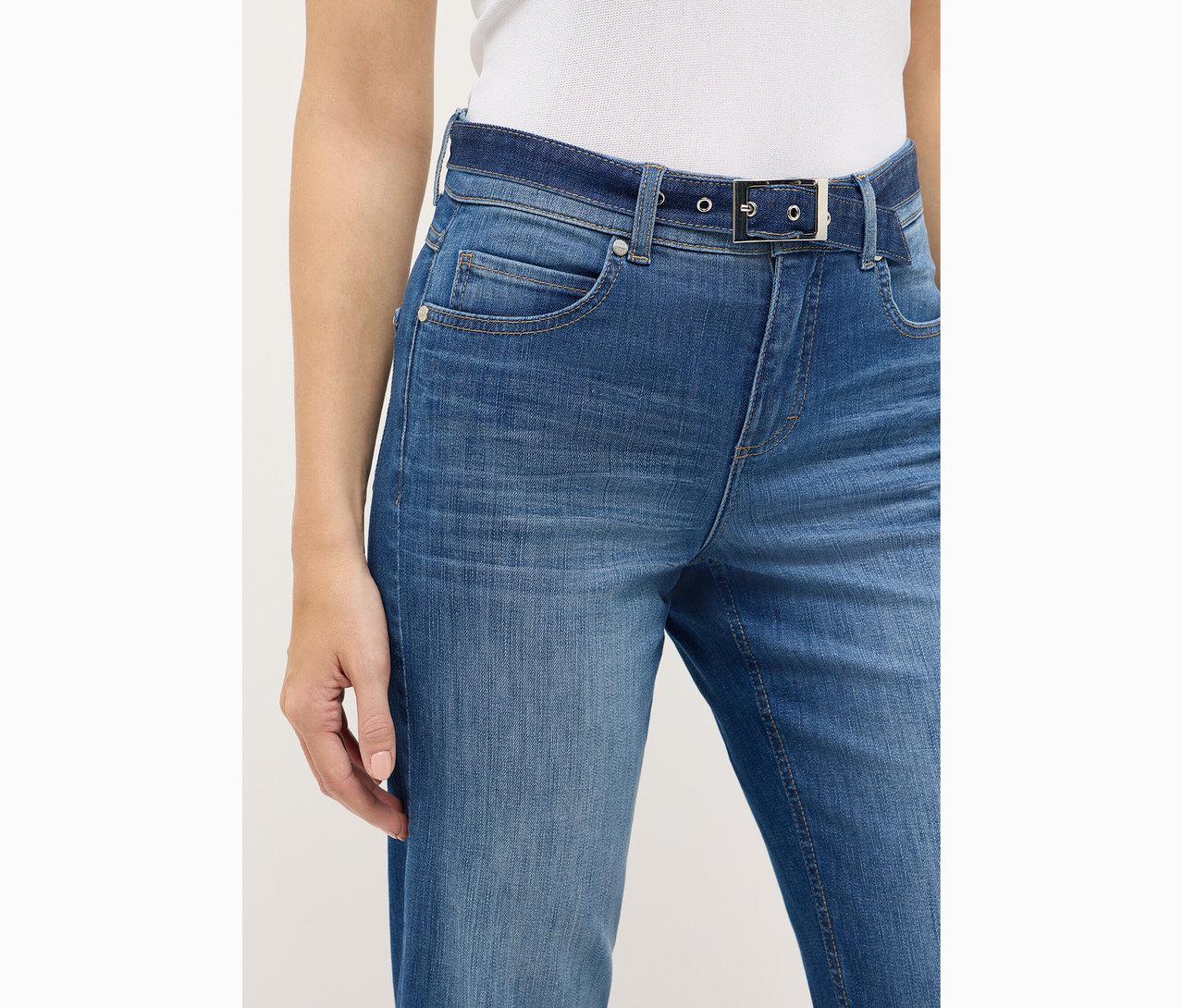 Detailní záběr na ženu v džínách Angels »Lara City« straight fit.