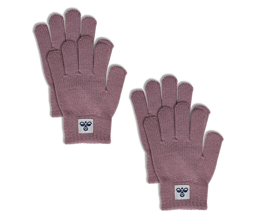 Dva páry fialových pletených rukavic hummel® „HMLJR Knit Gloves 2P“ s logem na manžetě.