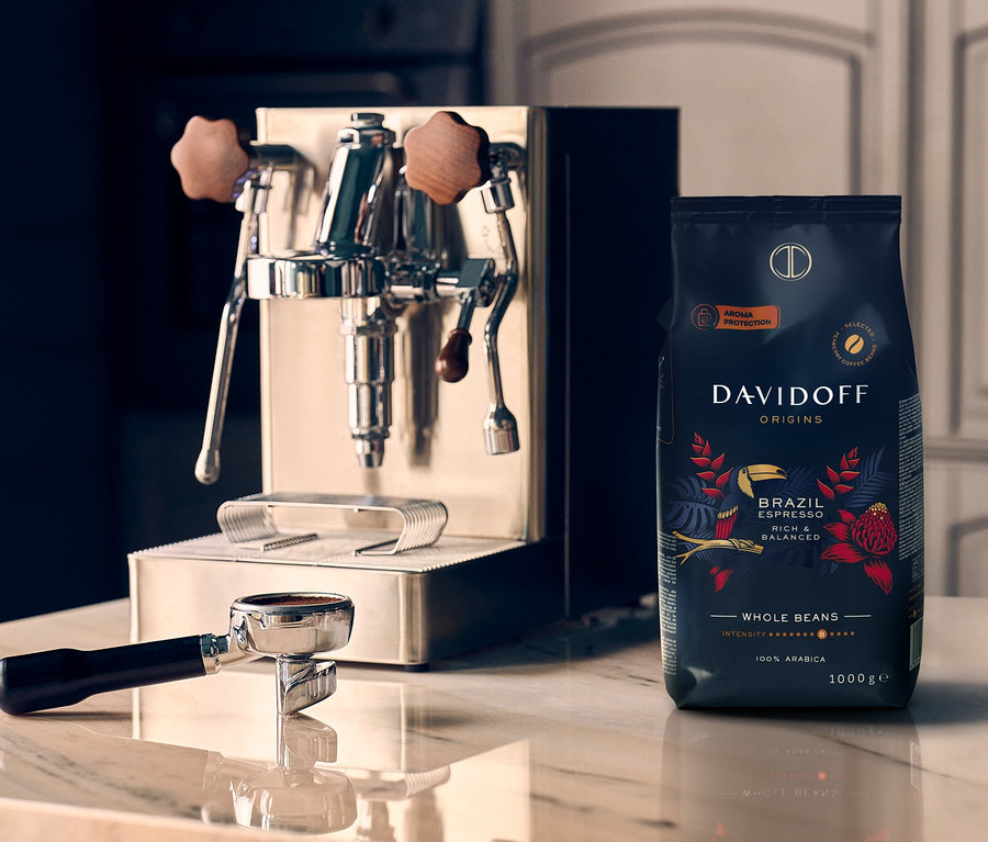 Na mramorové desce stojí kávovar vedle balení zrnkové kávy DAVIDOFF CAFÉ ORIGINS Brazil.