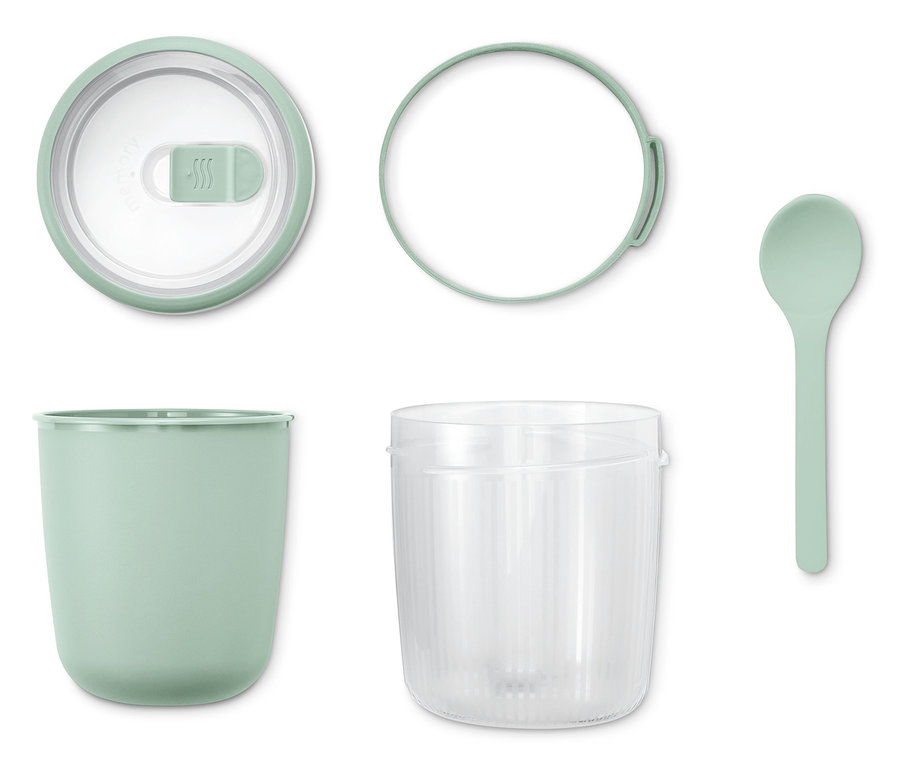 Rozložený cestovní hrnek na polévku s víčkem, těsněním, lžící a průhlednou nádobou.