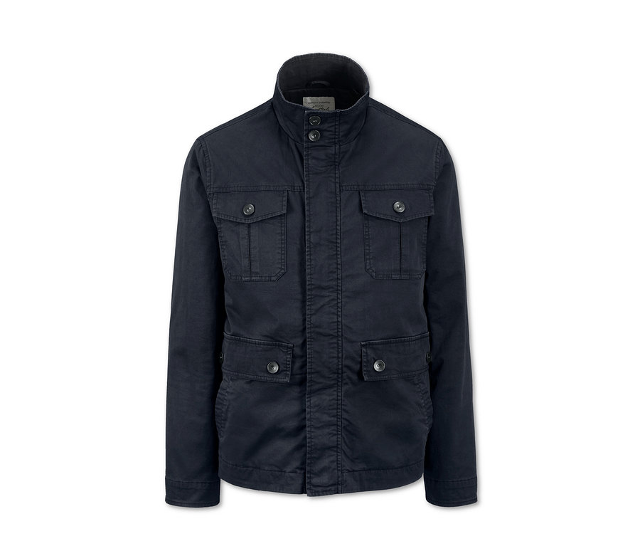 Tmavě modrá bunda s límcem a čtyřmi kapsami.