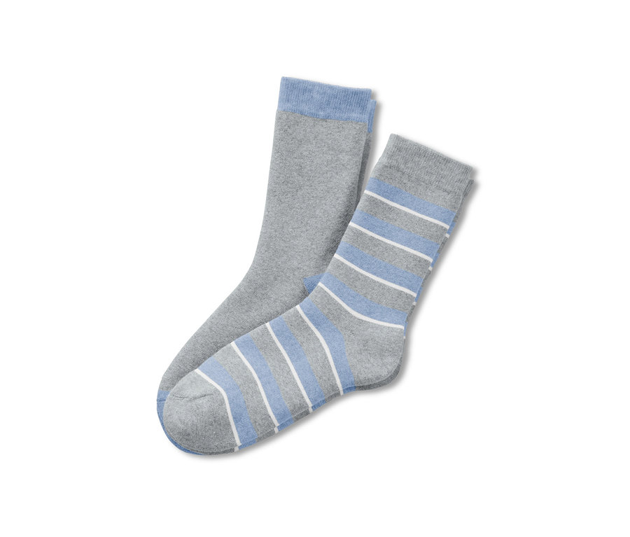 Dva páry ponožek do postele: jedny šedé s modrým lemem, druhé šedé s modrými a bílými proužky.