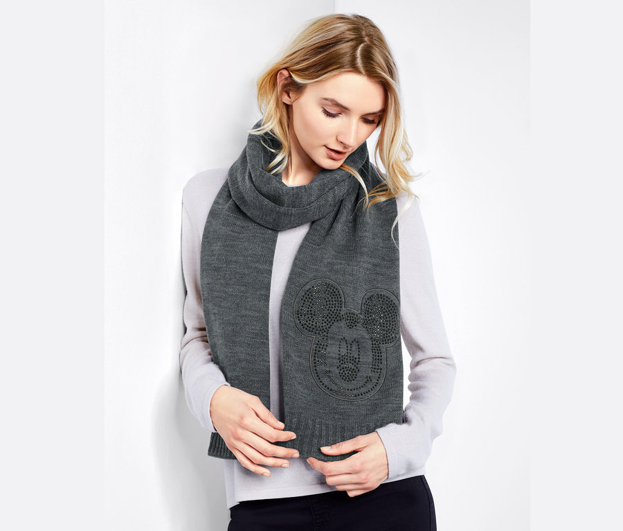 Žena má na sobě pletenou šálu Disney.