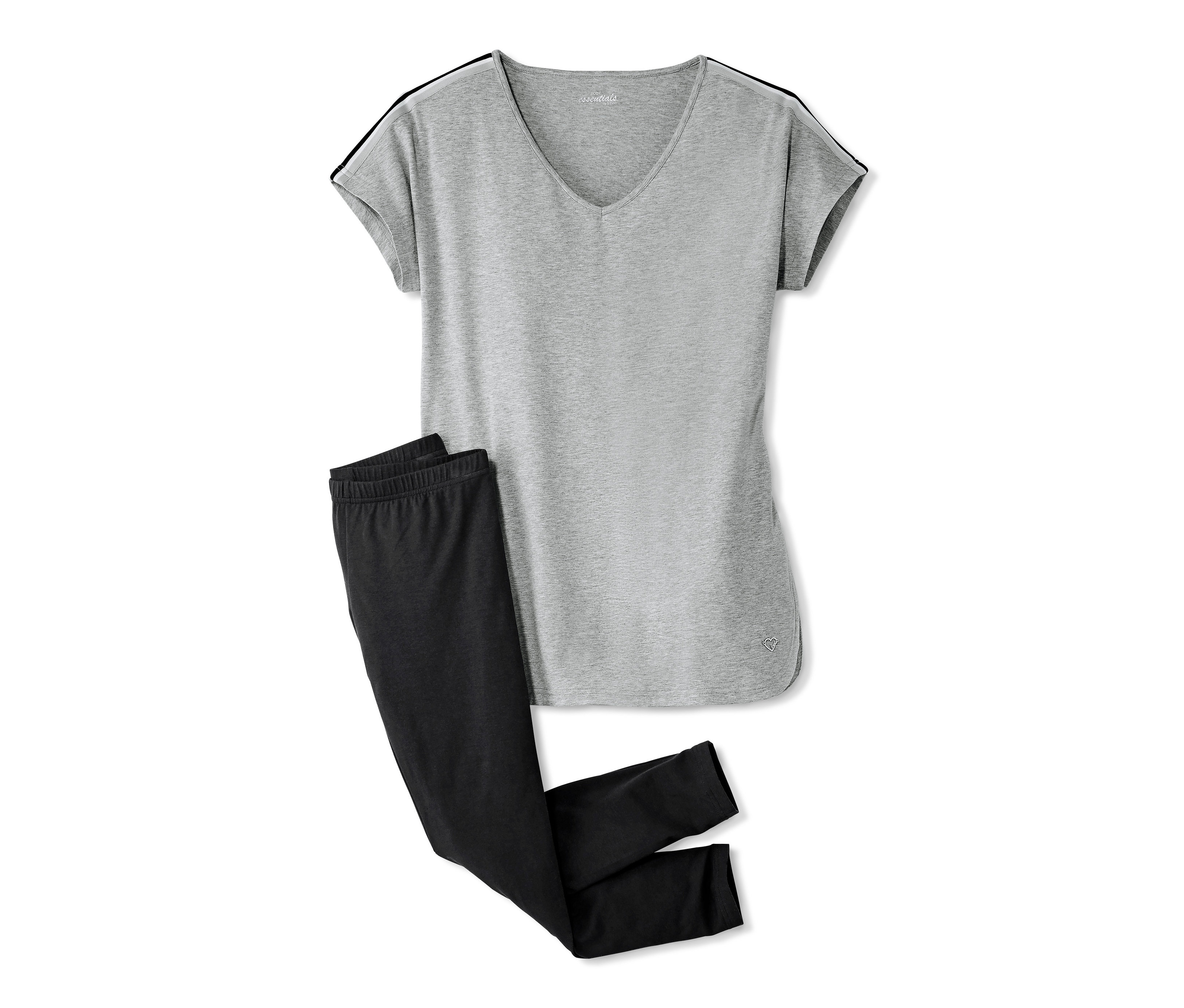 Šedé pyžamo s černými legínami.