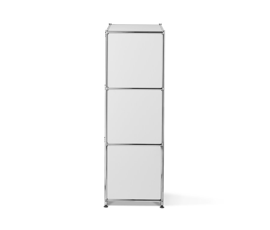 Bílý kovový regál se třemi výklopnými dvířky.