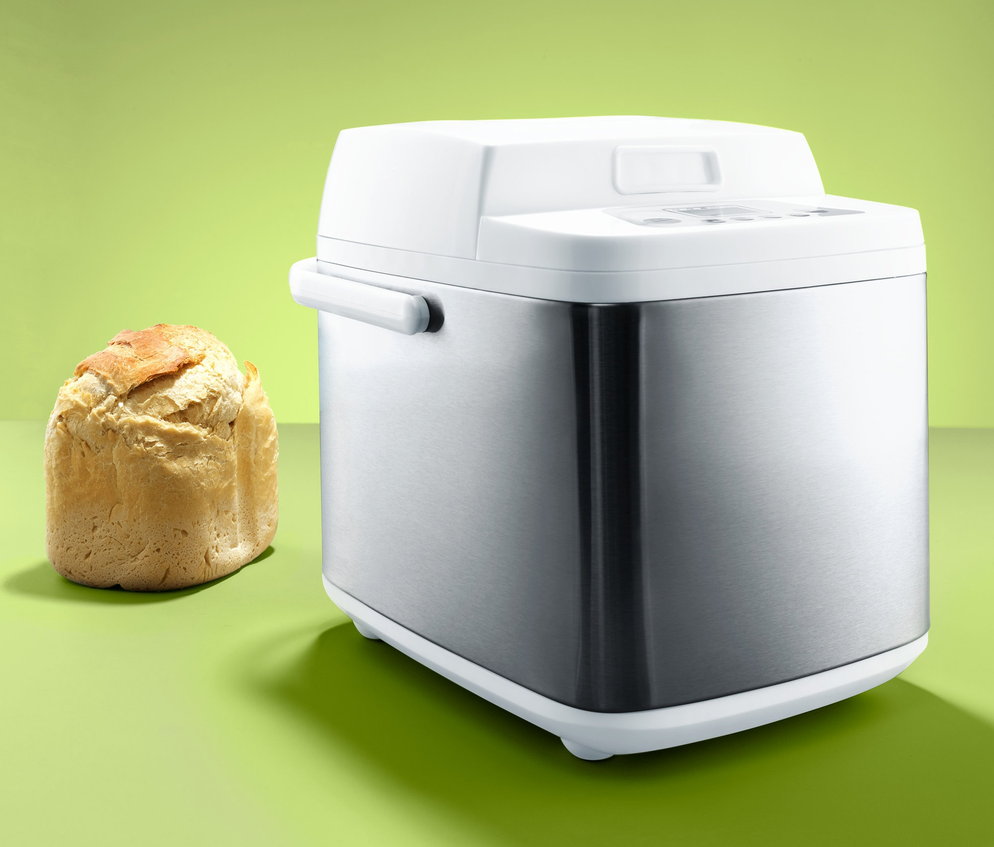 Domácí pekárna vedle upečeného chleba.