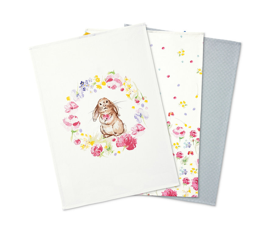 Sada tří utěrek s různými vzory: králík v květinovém věnci, drobné květy a jednobarevná šedá.