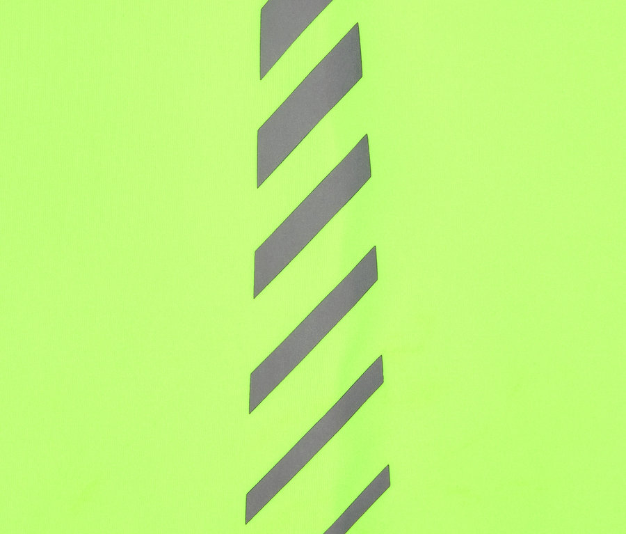 Detailní pohled na neonově žlutý multifunkční šátek s reflexními šedými pruhy.