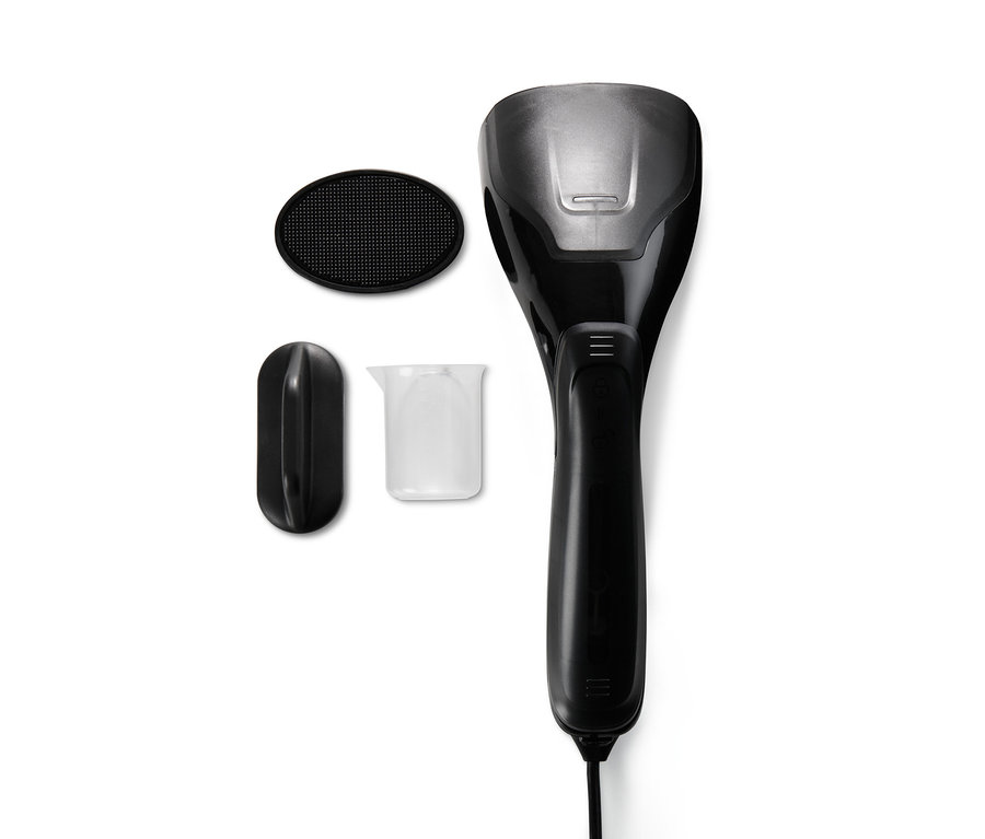 Černý napařovač s nástavci na bílém pozadí.