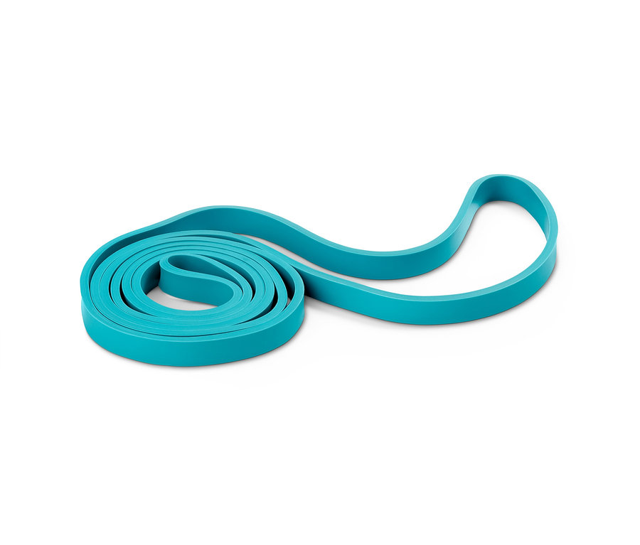 Stočený cvičební pás tyrkysové barvy na bílém pozadí.