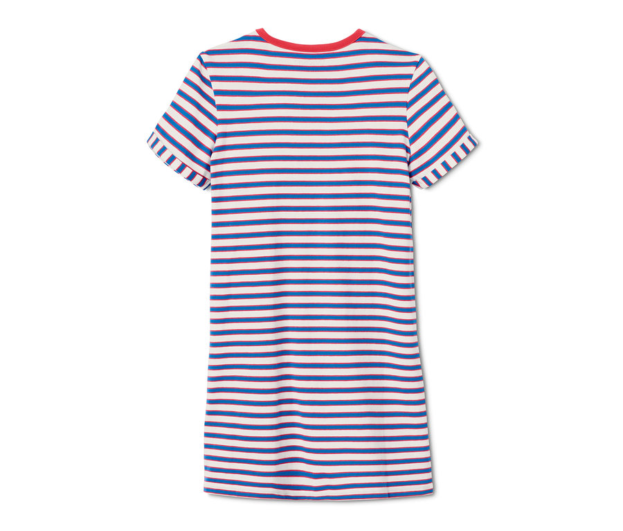 Pohled zezadu na dívčí noční košili s modrými a bílými vodorovnými pruhy a červeným lemem krku.