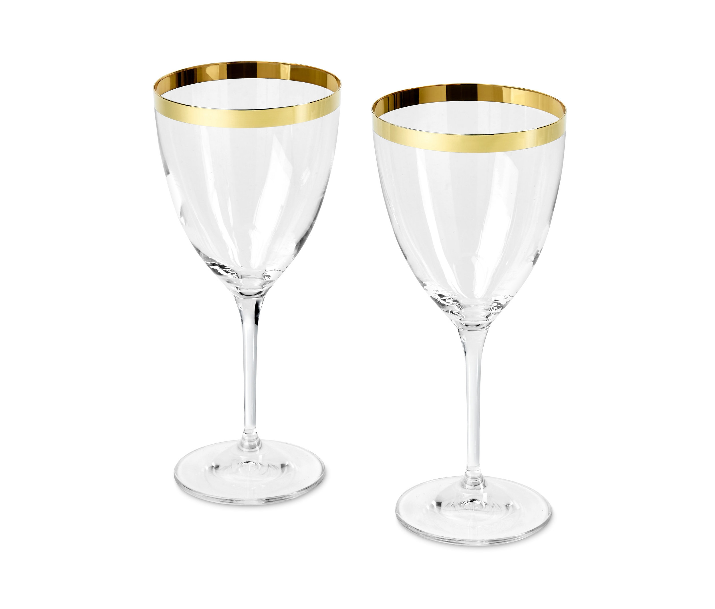 Dvě sklenice na víno s ozdobným zlatým lemem.