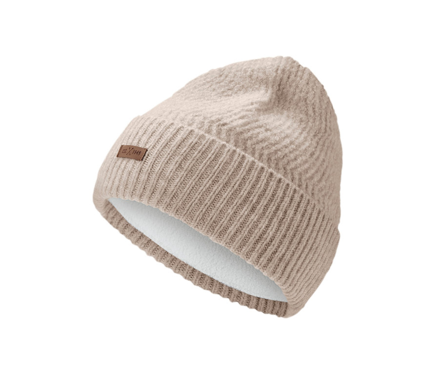 Béžová pletená čepice se strukturovaným vzorem.