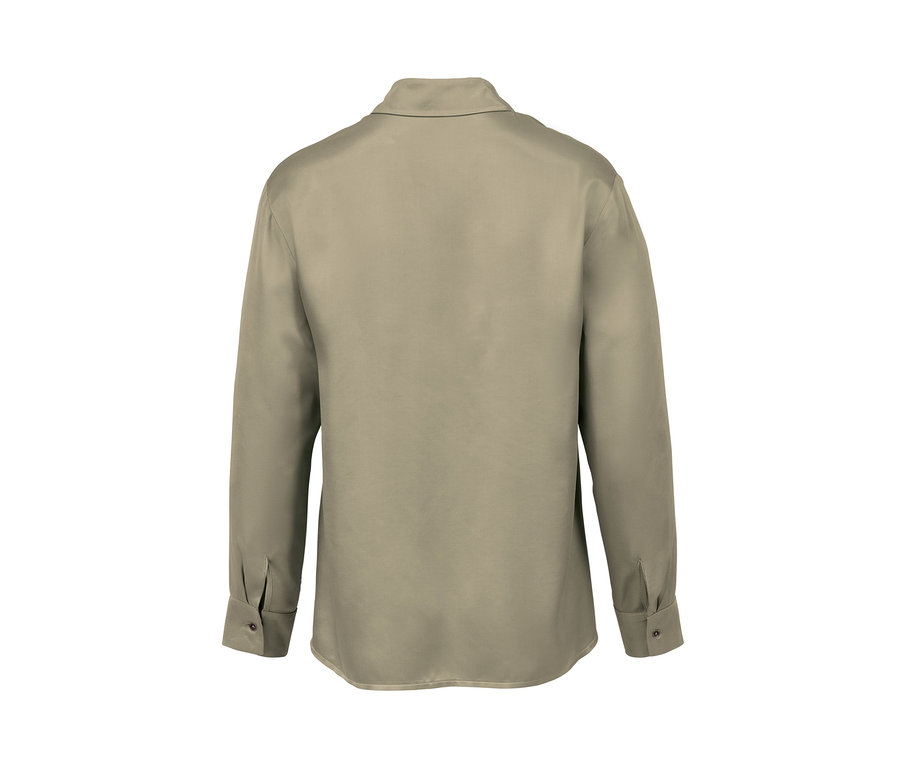 Pohled zezadu na khaki košilovou halenku.