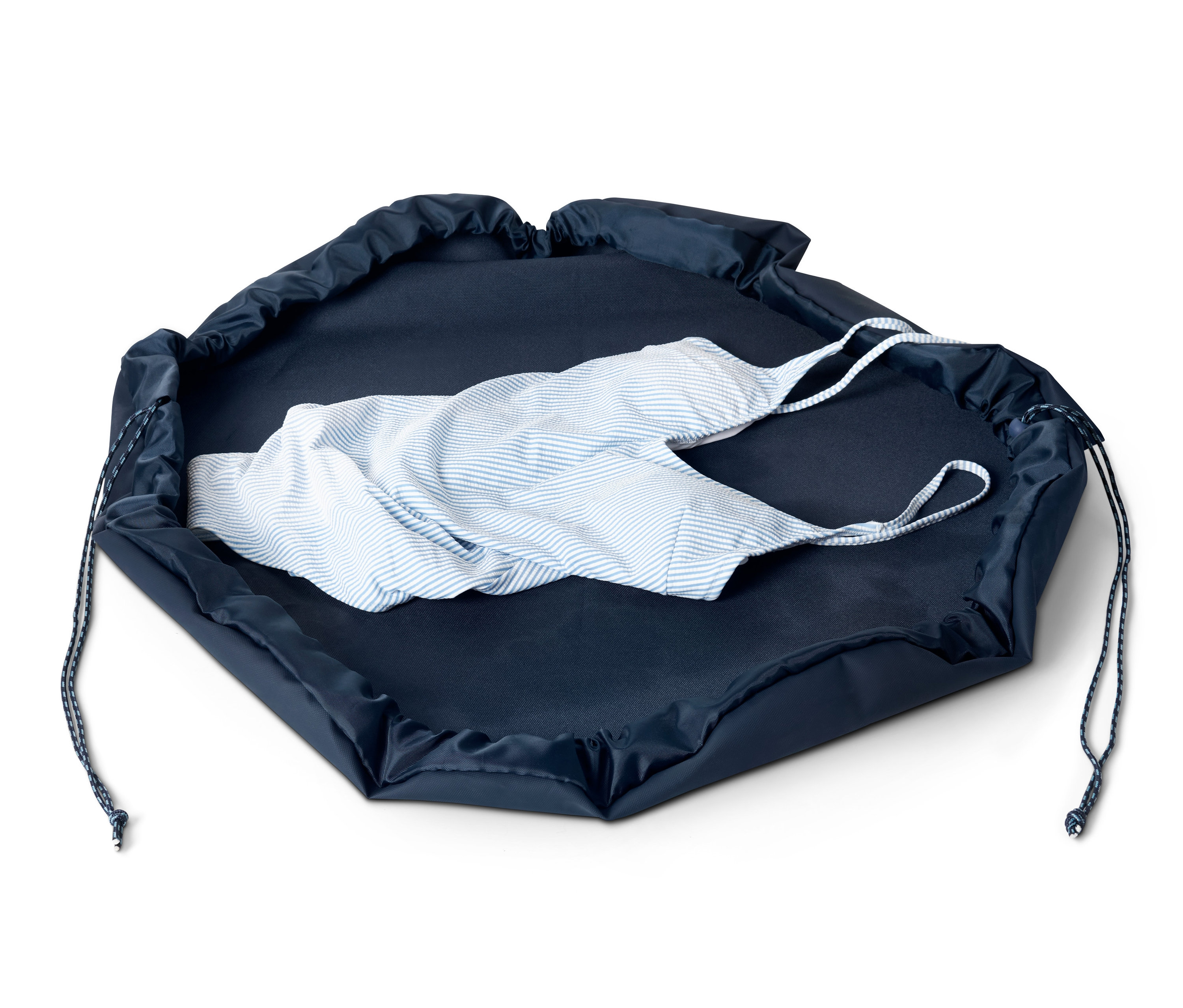 Modrá podložka na přebalování/sáček na mokré věci 2 v 1 s oblečením uvnitř.