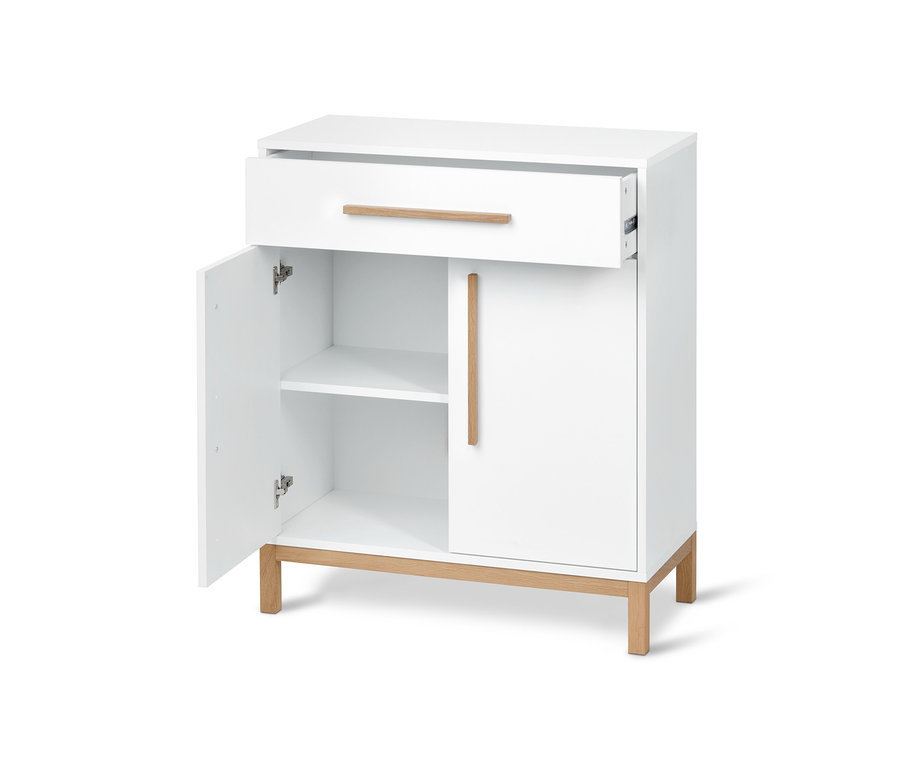 Bílá koupelnová skříňka s otevřenými dvířky a zásuvkou.