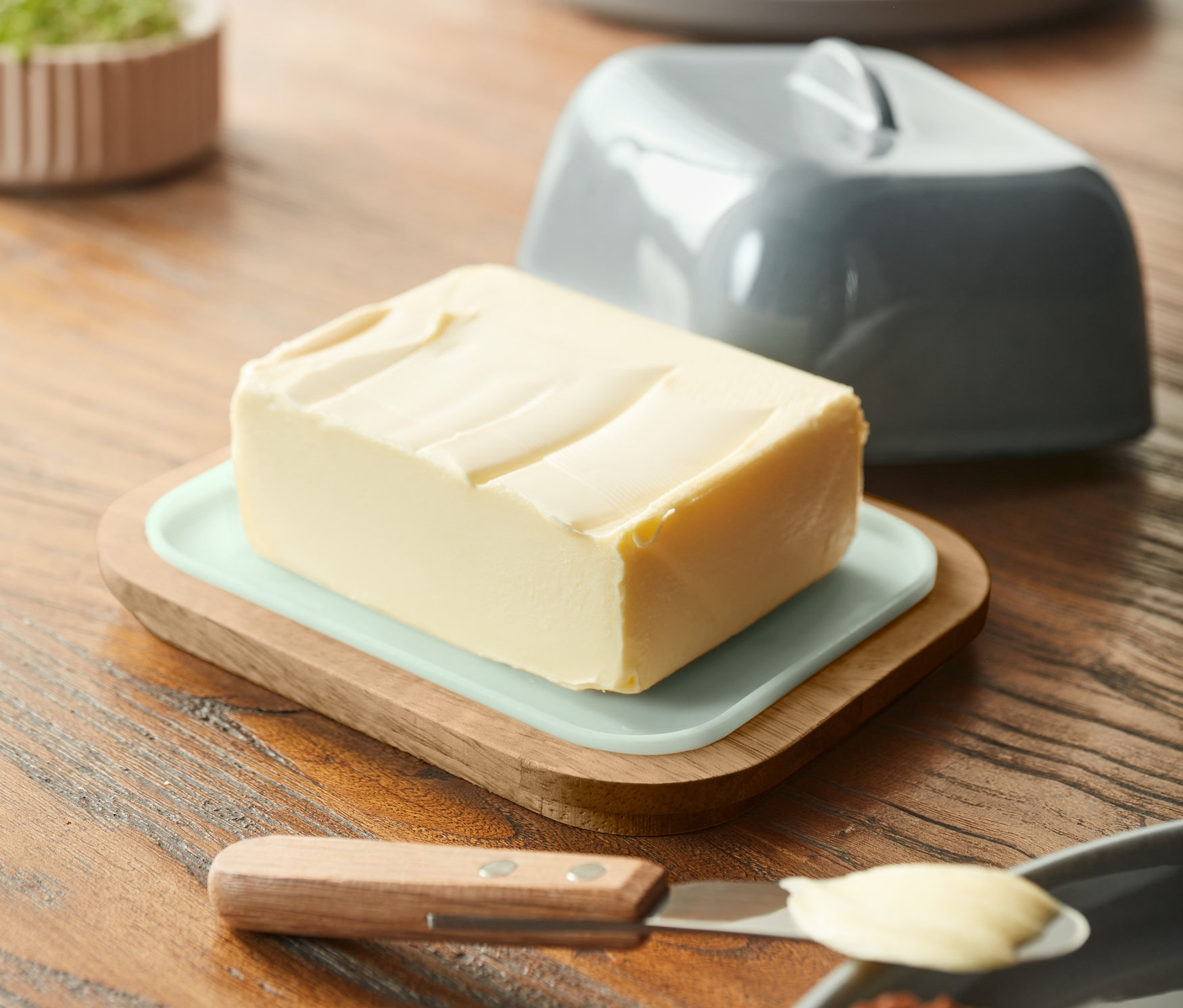 Máslo v máselničce.