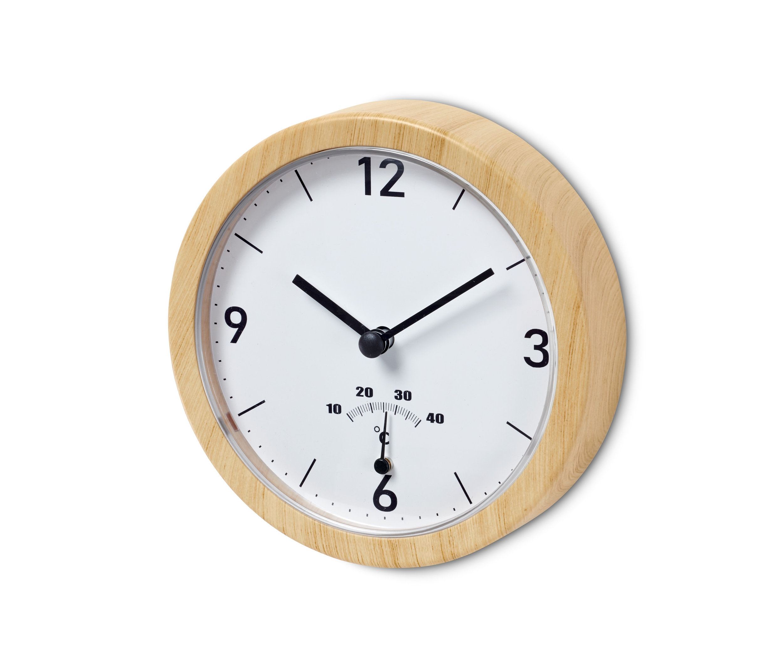 Detail nástěnných hodin do koupelny s teploměrem, s dřevěným rámem a bílým ciferníkem.